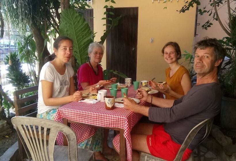 تختخواب و صبحانه Rosalila