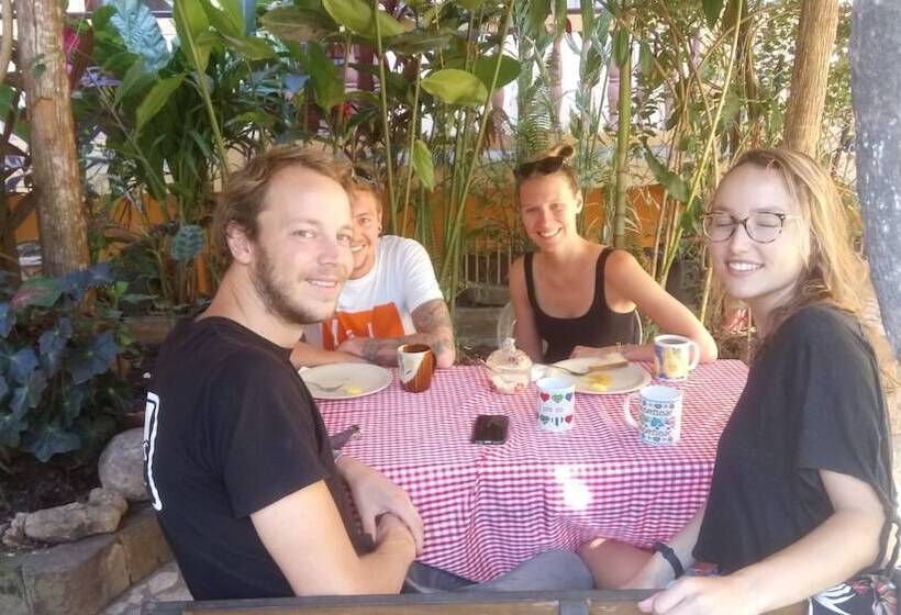 تختخواب و صبحانه Rosalila