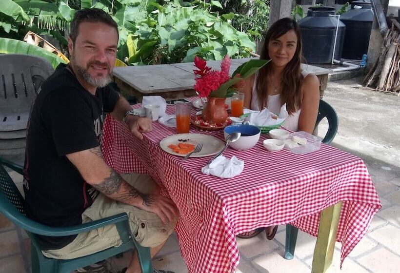 تختخواب و صبحانه Rosalila