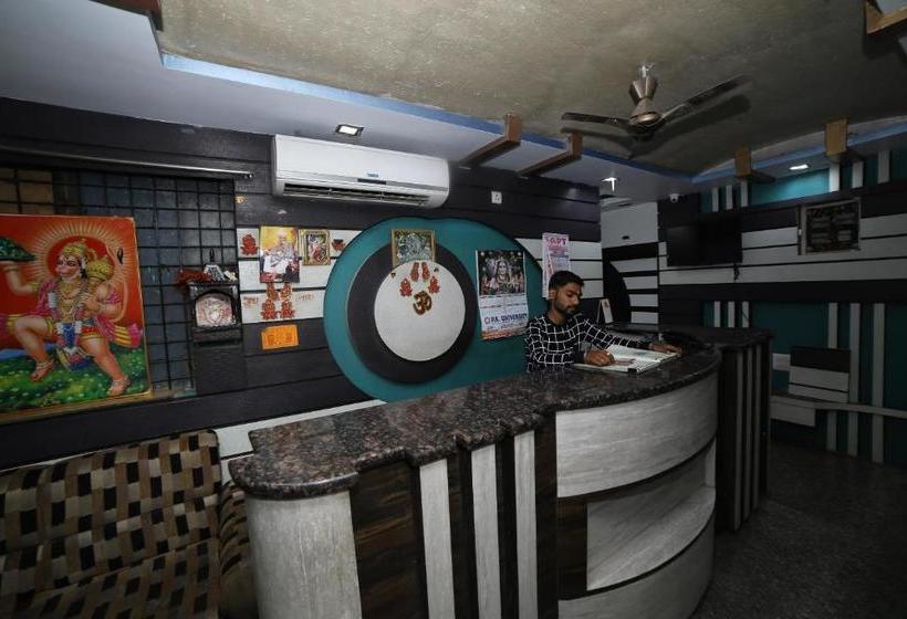 ホテル Spot On 44251 Suraj Inn