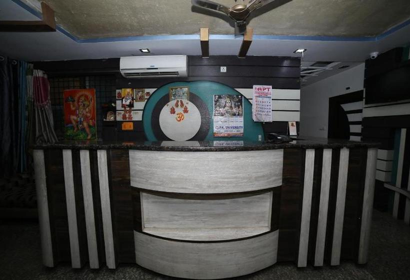 ホテル Spot On 44251 Suraj Inn