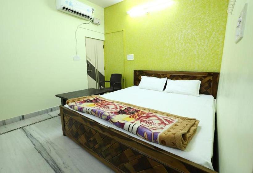 ホテル Spot On 44251 Suraj Inn