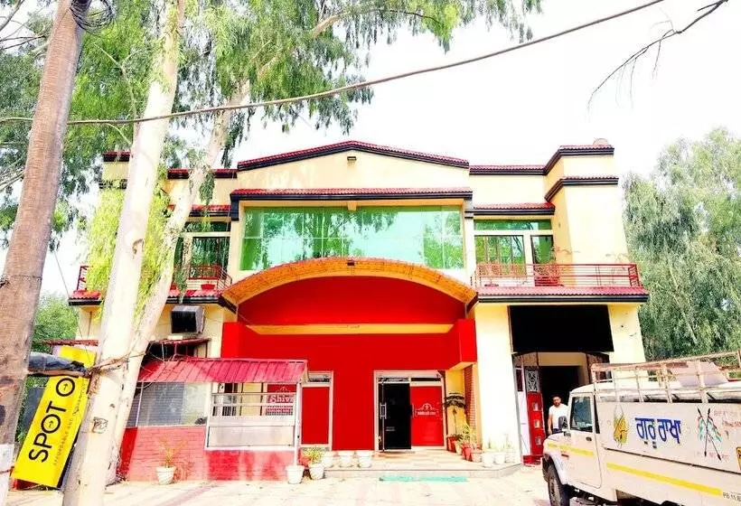 ホテル Spot On 42785 Mr Shawarma Family Restaurant &