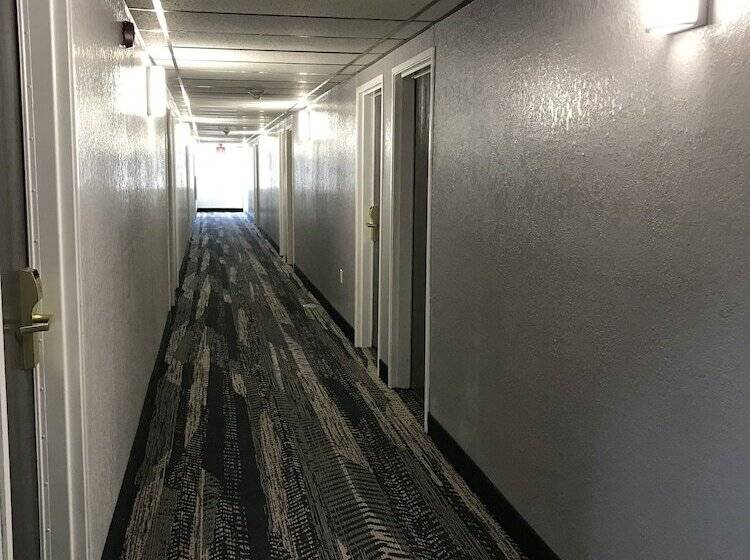 فندق Hometown Inn