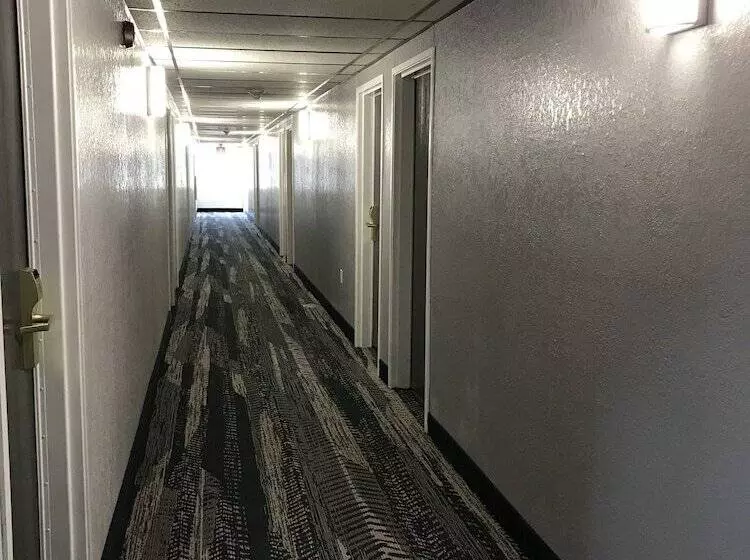 Отель Hometown Inn