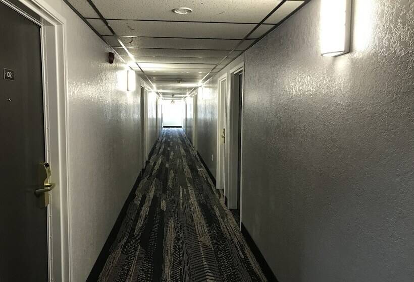 فندق Hometown Inn