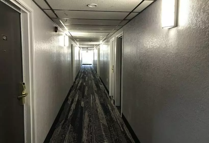 Отель Hometown Inn