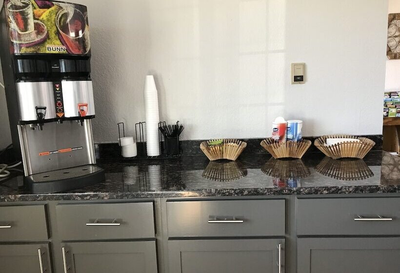 فندق Hometown Inn