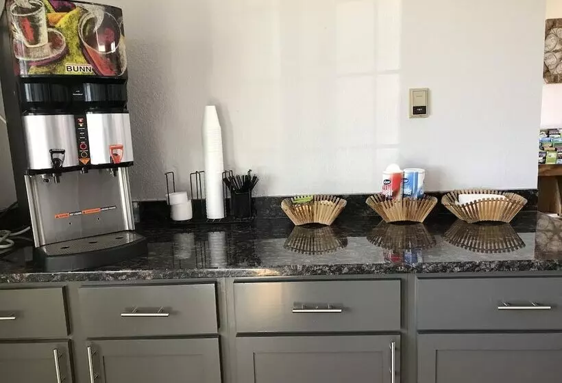 Отель Hometown Inn