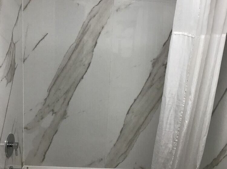 فندق Hometown Inn