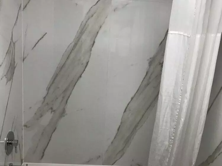 Отель Hometown Inn