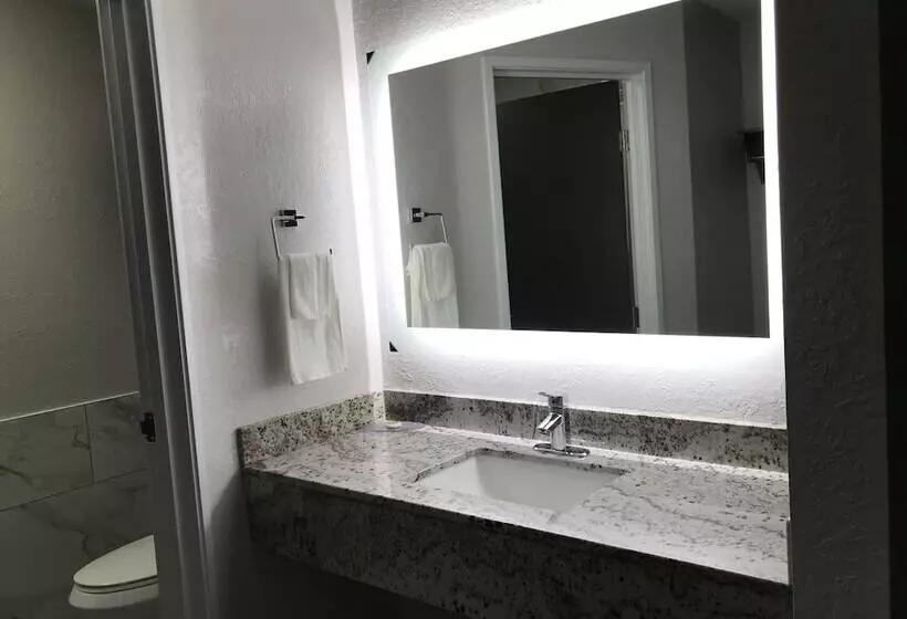 Отель Hometown Inn