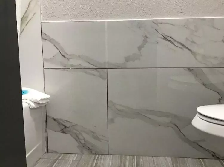 Отель Hometown Inn