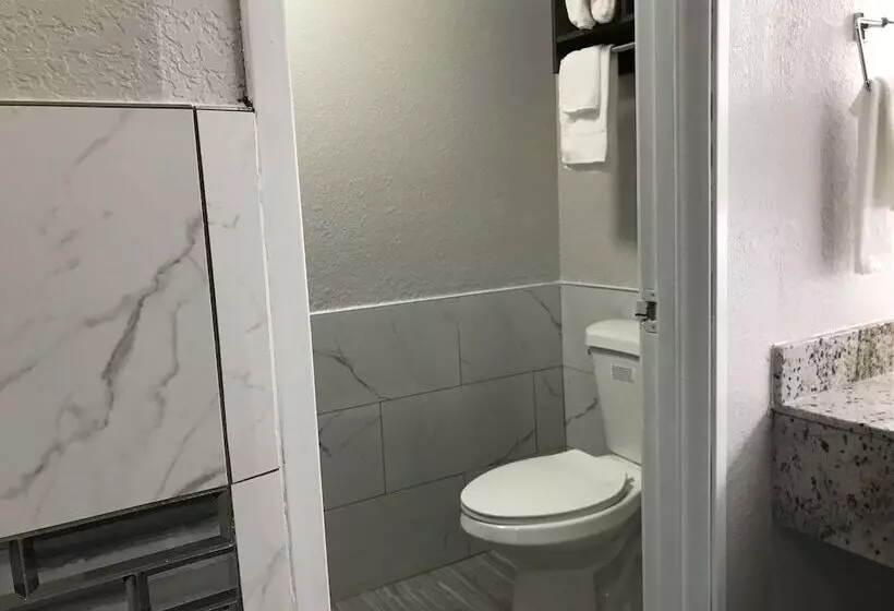 Отель Hometown Inn