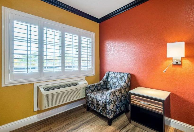 هتل Rodeway Inn Capitol