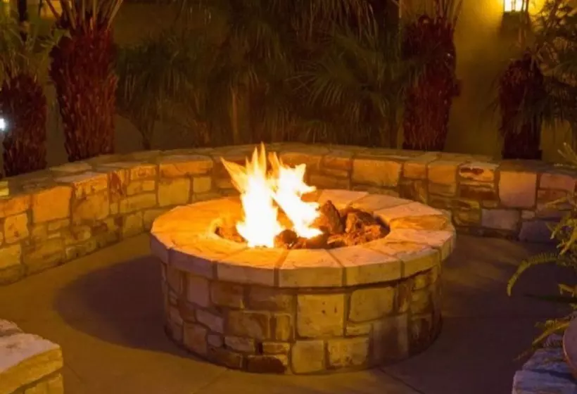 هتل Tradewinds Carmel