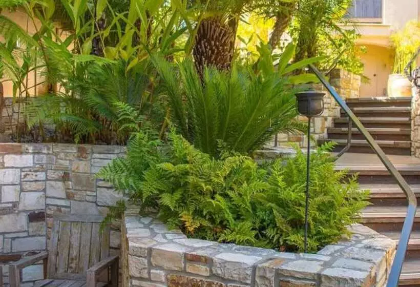 هتل Tradewinds Carmel