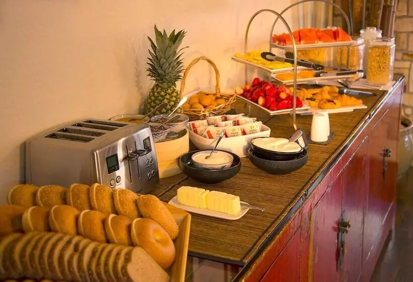 هتل Tradewinds Carmel