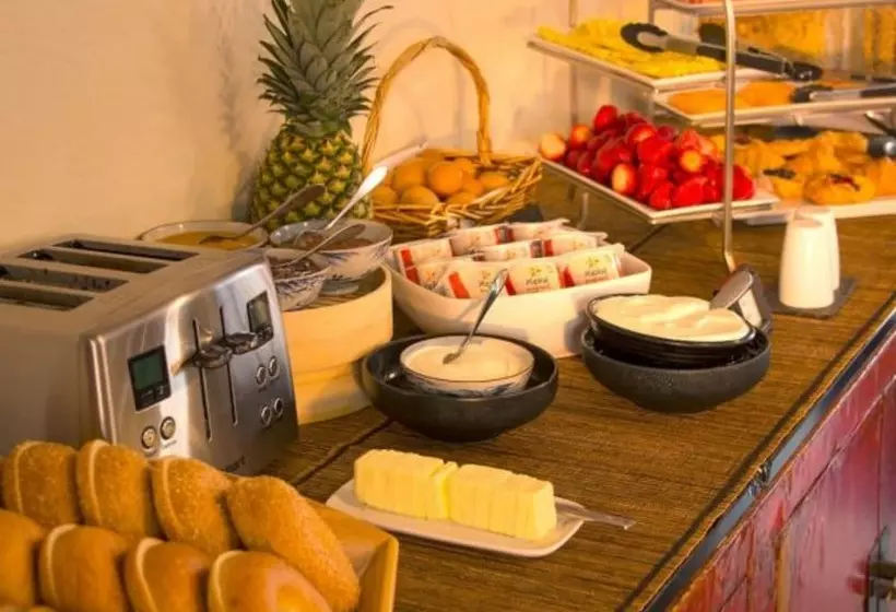 هتل Tradewinds Carmel