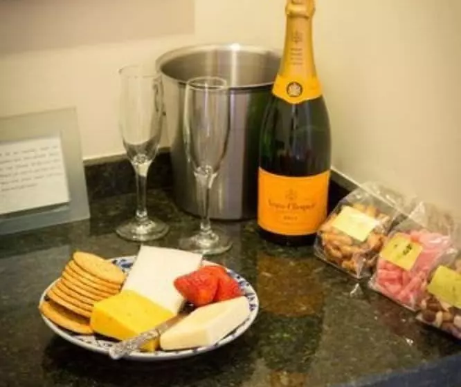 هتل Tradewinds Carmel