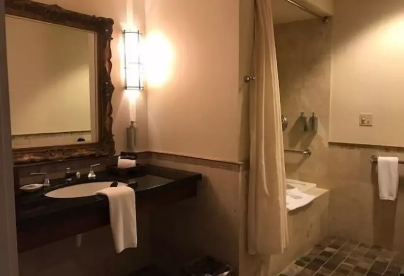 هتل Tradewinds Carmel