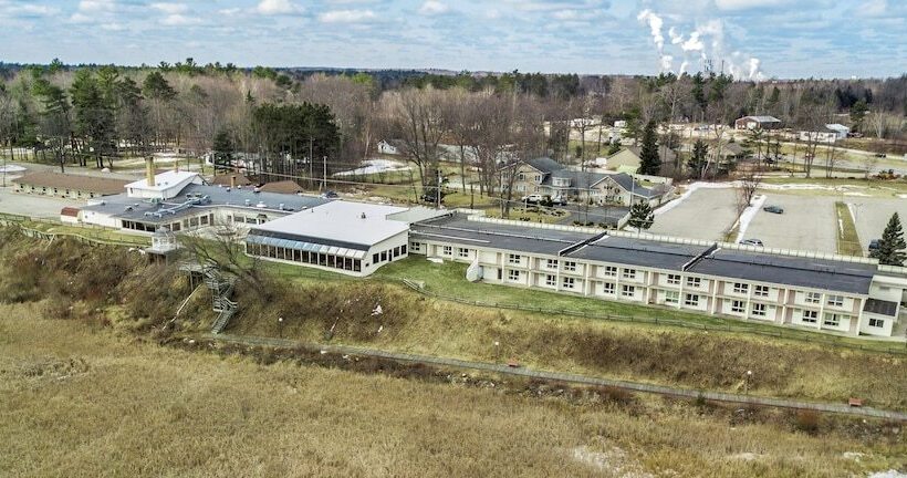 渡假胜地  Terrace Bay Hotel   Lakefront