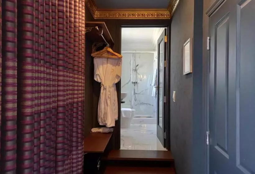 هتل Julina Boutique Living