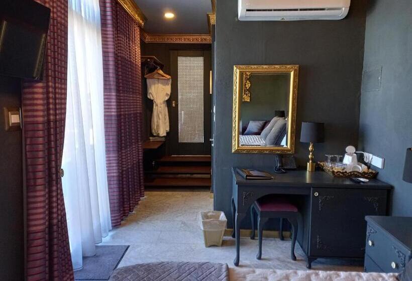 هتل Julina Boutique Living