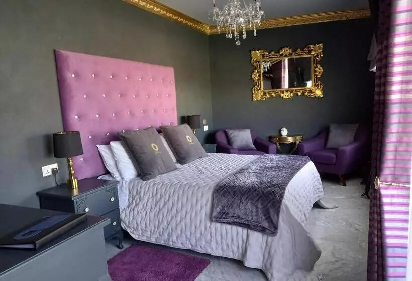 هتل Julina Boutique Living