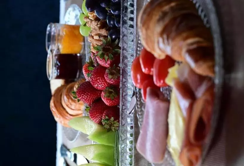 هتل Julina Boutique Living