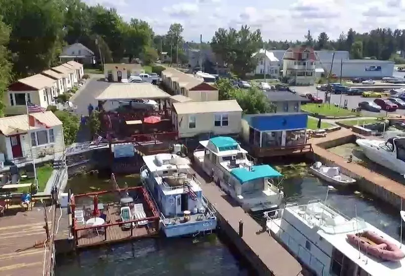 Hotelli Hills Motor Court & Marina