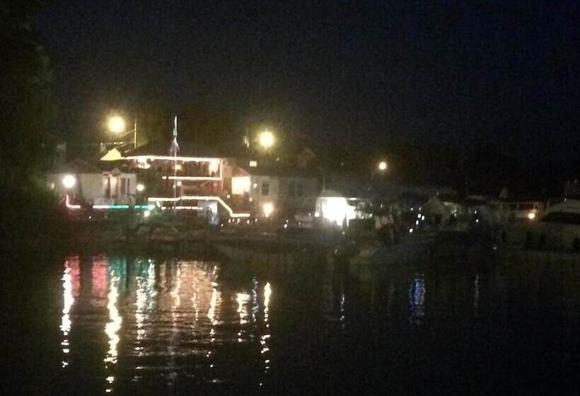 ホテル Hills Motor Court & Marina