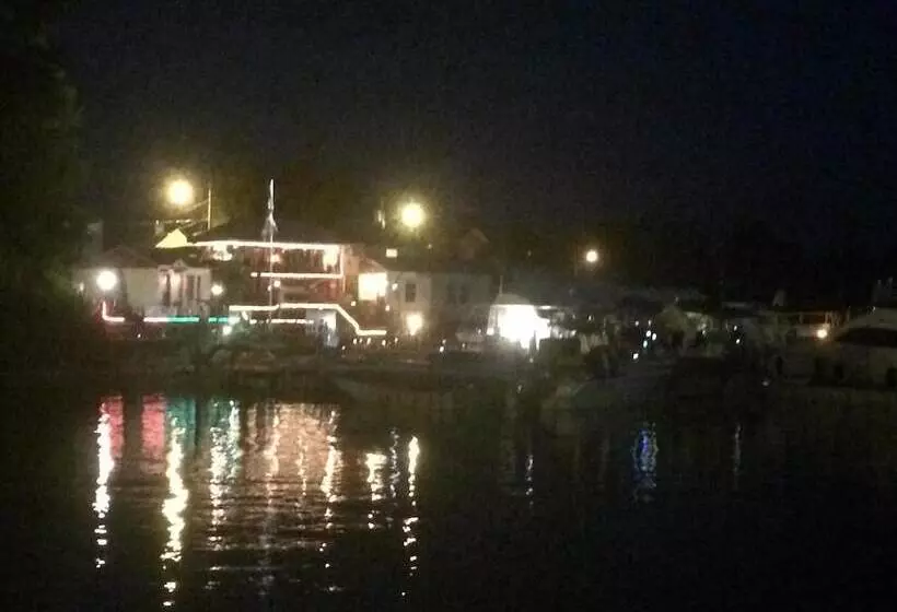 Hotelli Hills Motor Court & Marina