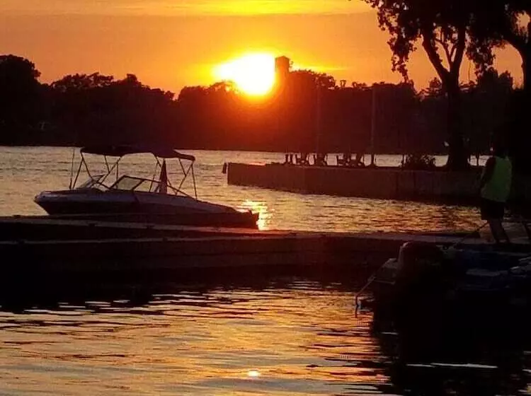 Hotelli Hills Motor Court & Marina