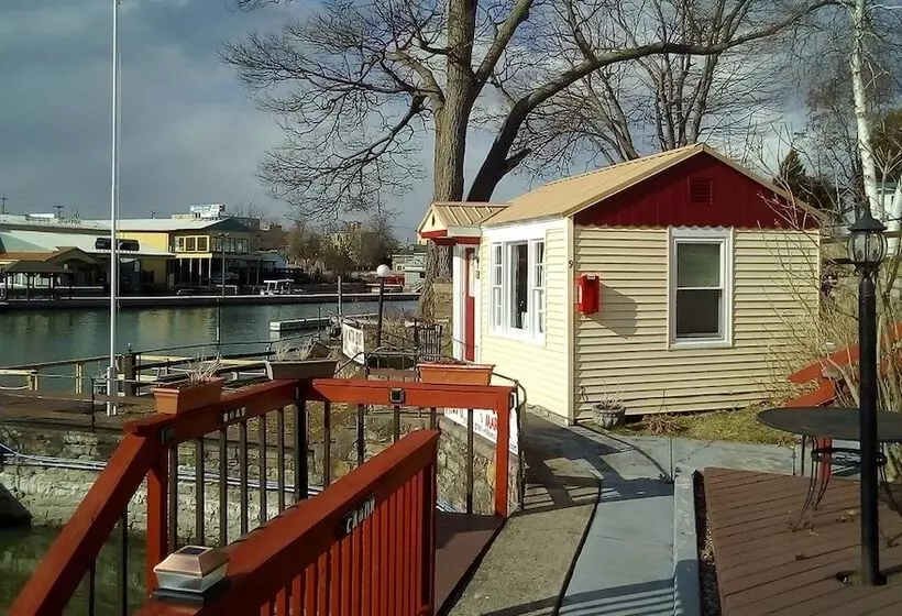 Hotelli Hills Motor Court & Marina