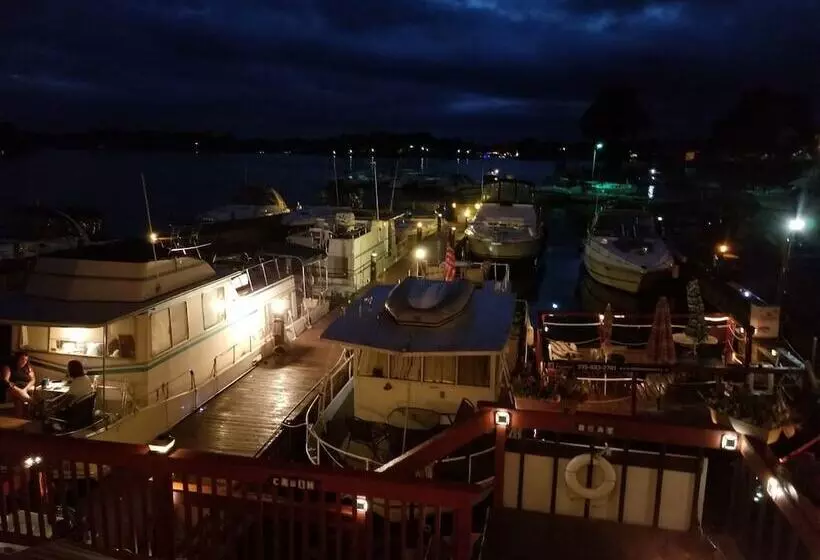 Hotelli Hills Motor Court & Marina