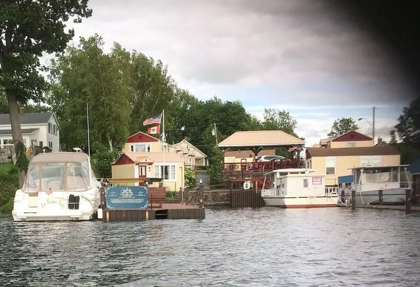 Hotelli Hills Motor Court & Marina