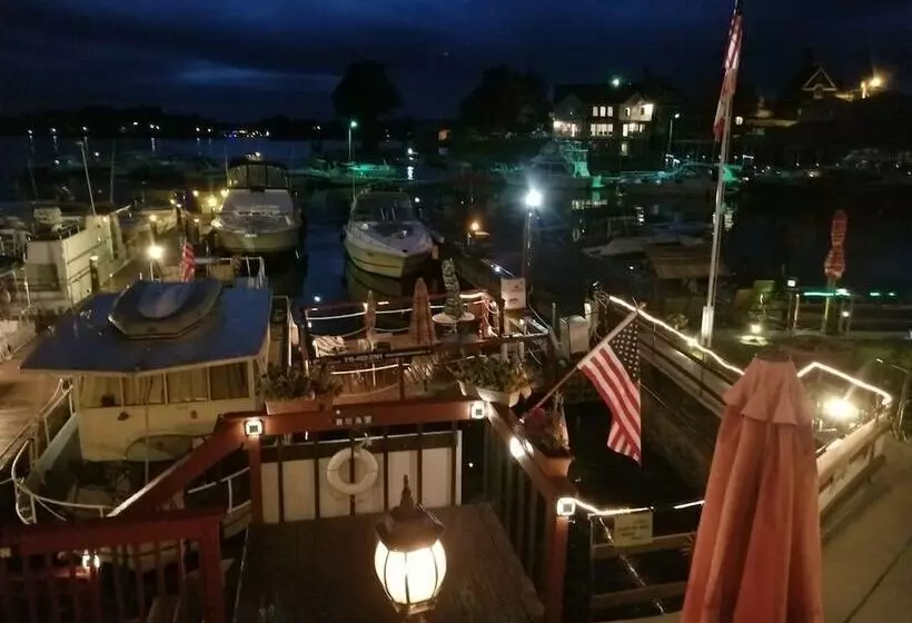 Hotelli Hills Motor Court & Marina