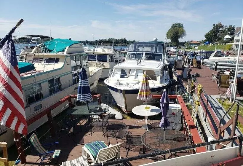 Hotelli Hills Motor Court & Marina