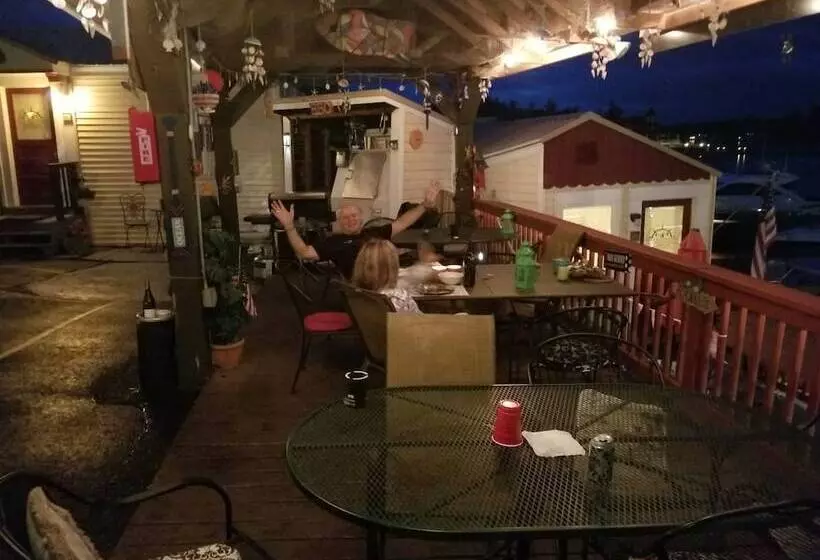 Hotelli Hills Motor Court & Marina