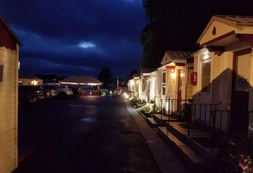 Hotelli Hills Motor Court & Marina