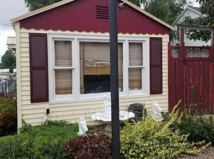 Hotelli Hills Motor Court & Marina