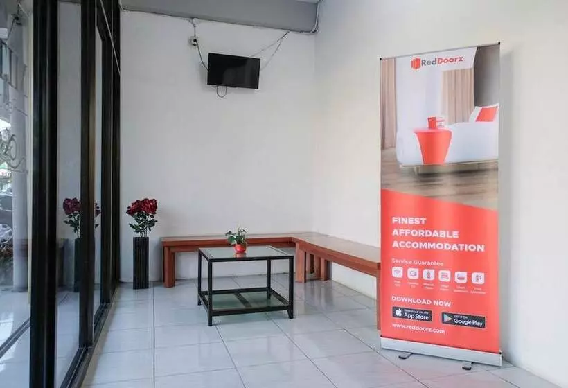 ペンション Reddoorz Near Ahmad Yani Airport 3