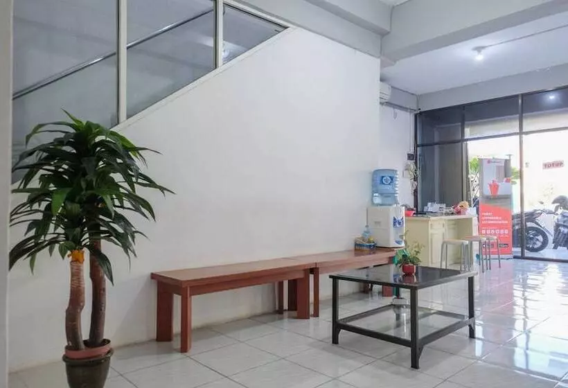 ペンション Reddoorz Near Ahmad Yani Airport 3