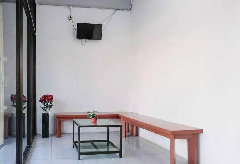 ペンション Reddoorz Near Ahmad Yani Airport 3