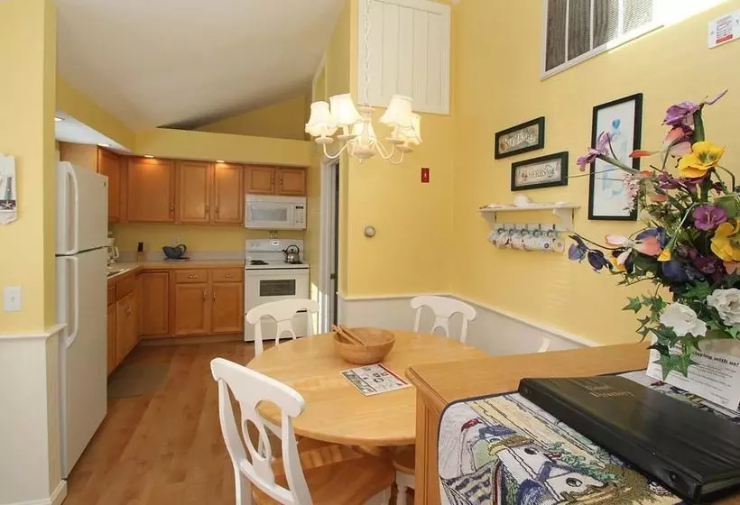 Colonial Acres Resort