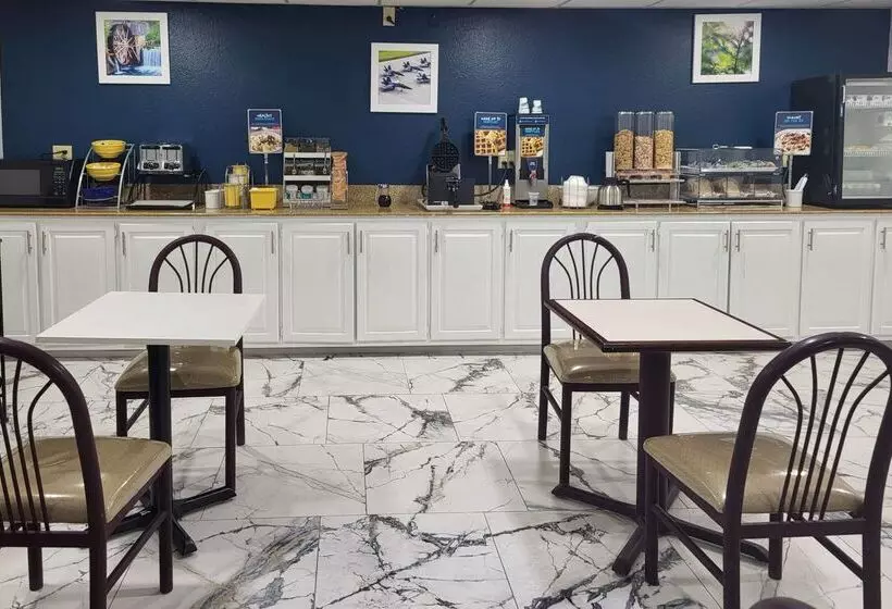 Отель Clarion Pointe Vidalia  Lyons West