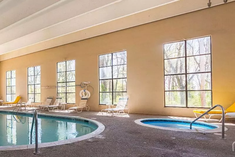 هتل Econo Lodge Inn & Suites