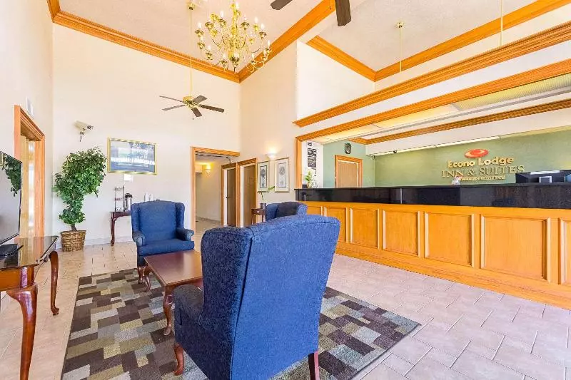 هتل Econo Lodge Inn & Suites