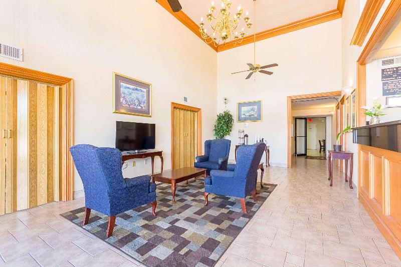 فندق Econo Lodge Inn & Suites